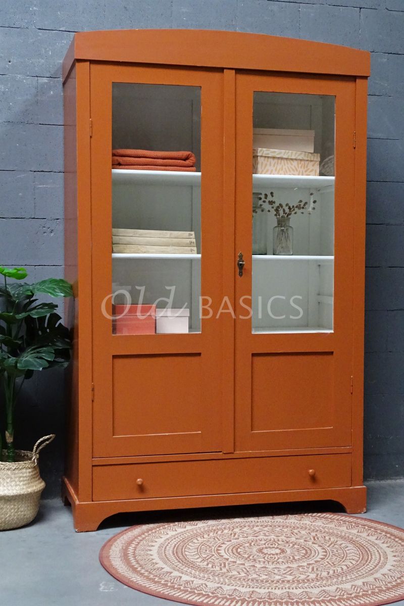 Vitrinekast, bruin, rood, materiaal hout